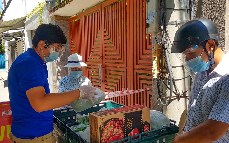 Đà Nẵng phong tỏa: Công an, cán bộ phường làm 'shipper' mua thuốc giúp dân