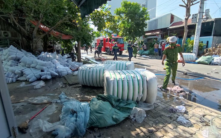 Đà Nẵng: Cháy xưởng sản xuất gối, người dân địa phương giúp cứu hàng hóa