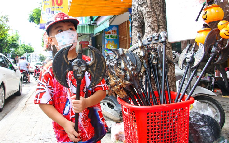 Mặt nạ, đồ hóa trang Halloween dọn hàng ra 'có không khí', cha mẹ ít mua hẳn