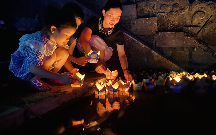 Người dân thả hoa đăng rực sáng dòng Thạch Hãn sau chương trình 'Khát vọng hòa bình'
