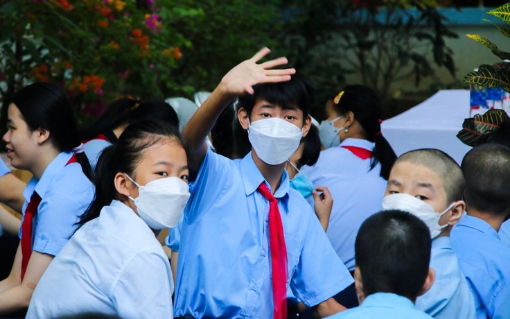 Xúc động học sinh 'hát' Quốc ca bằng... tay trong lễ khai giảng