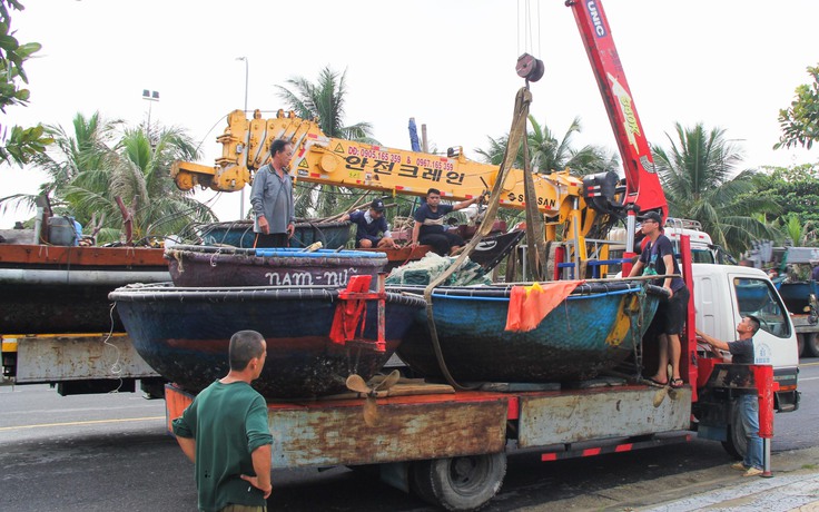 Bão Noru: Ngư dân Đà Nẵng chủ động thuê xe cẩu đưa thuyền lên bờ từ sớm