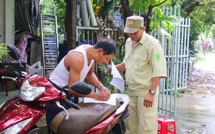 Bão Noru: 'Gõ cửa' từng nhà dân vùng ven biển Đà Nẵng vận động sơ tán