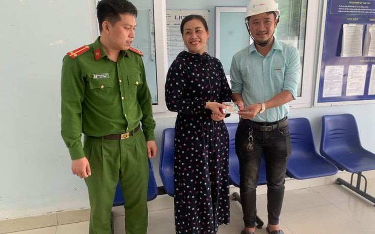 Đà Nẵng: Nam công nhân nhặt được ví tiền, nhờ công an kết nối người đánh rơi