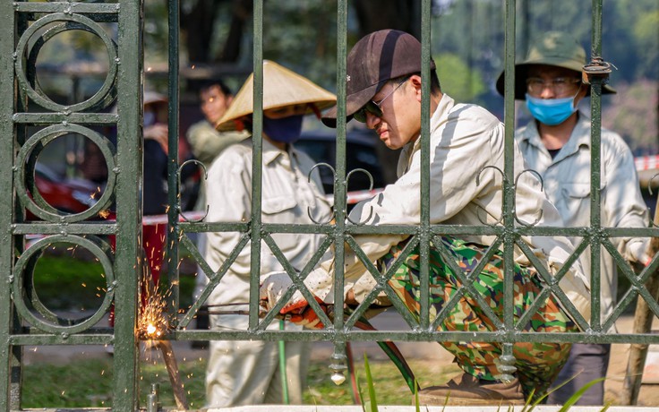 Hơn 100 người tham gia dỡ rào công viên Thống Nhất