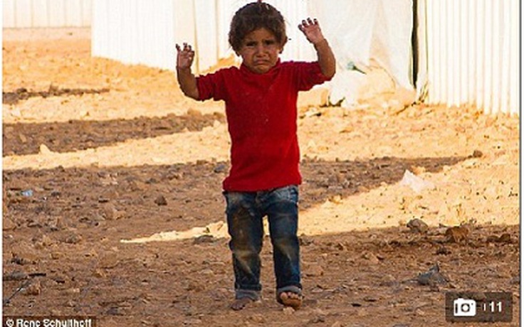 Thêm ảnh bé gái Syria giơ tay đầu hàng vì tưởng máy ảnh là súng