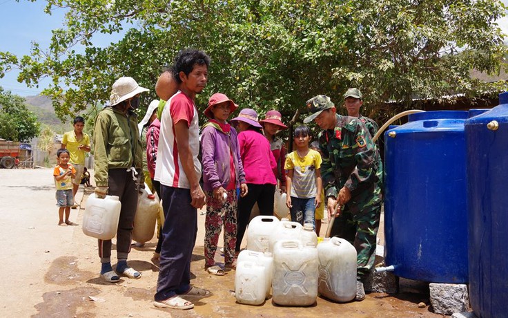 Bộ đội tỉnh Ninh Thuận cấp nước miễn phí cho người dân vùng hạn