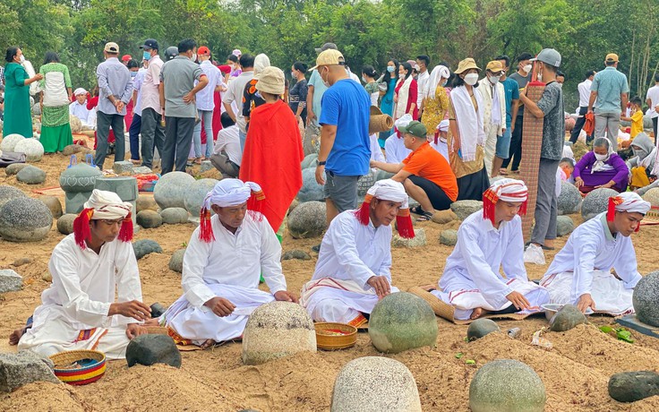 Ninh Thuận: Đồng bào Chăm đón tết cổ truyền Ramưvan