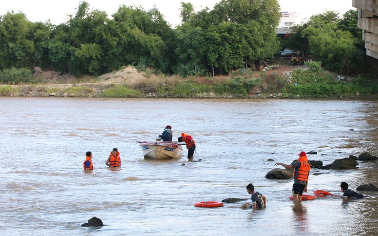 Ninh Thuận: Dựng xe máy giữa cầu Đạo Long 2, lao mình xuống sông Dinh
