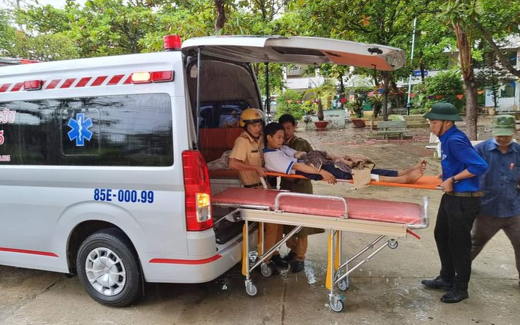 CSGT Ninh Thuận điều xe cứu thương đưa thí sinh đi thi