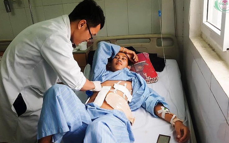 Cứu sống thanh niên Lào bị trúng 9 phát đạn