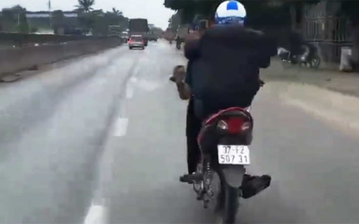 Phạt người điều khiển xe máy bằng chân trên quốc lộ 1A hơn 7 triệu đồng