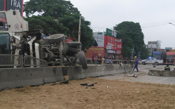Lật xe bồn chở xăng, quốc lộ 1A tại Nghệ An tê liệt