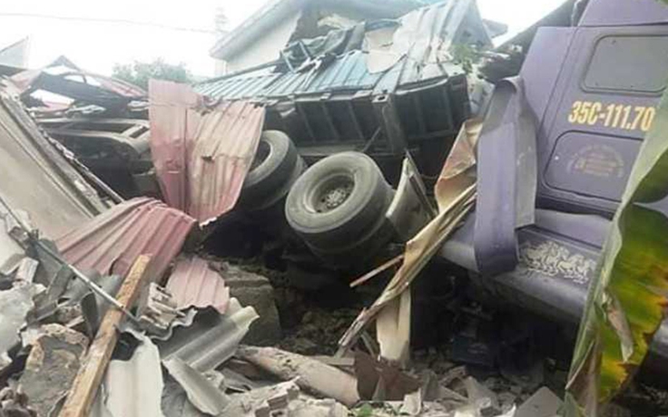 Xe đầu kéo đâm sập 3 nhà dân ven quốc lộ 1A tại Nghệ An