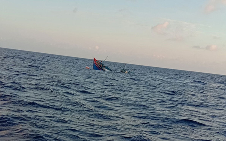 Tàu cá Nghệ An bị tàu hàng đâm chìm, 4 ngư dân rơi xuống biển