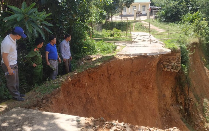 Nghệ An: Đường bị sạt lở do mưa lớn, bản vùng cao Phia Khoáng bị cô lập