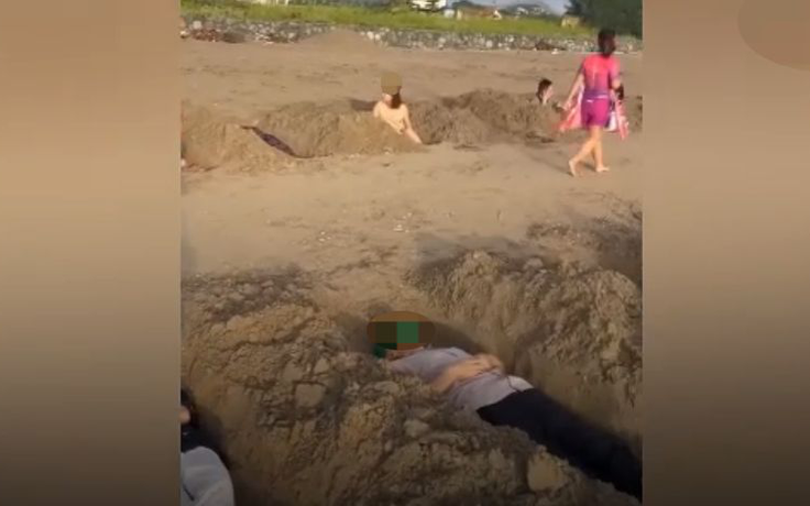 Xôn xao chuyện nhóm người đào hố sâu như 'huyệt mộ' để 'tắm cát' ở biển Cửa Lò