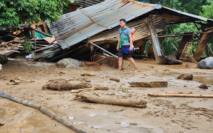 Nghệ An: Núi nứt, đất lở đe dọa hàng chục hộ dân sau cơn lũ quét