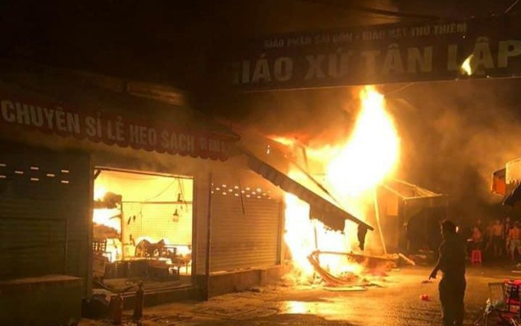 TP.HCM: 2 sạp quần áo trong chợ Tân Lập ở TP.Thủ Đức bị lửa thiêu rụi