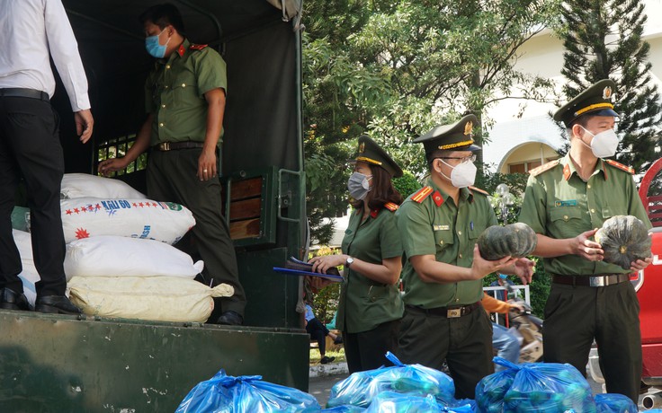 TP.HCM: Lực lượng CAND san sẻ yêu thương, đồng hành chống dịch Covid-19