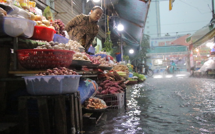 TP.HCM: Đường Hồ Học Lãm nâng cao dứt ngập, nước lại tràn vào chợ khu phố 2