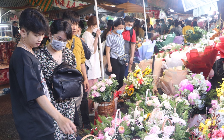 Lang thang chợ Hồ Thị Kỷ mua hoa tặng bạn gái