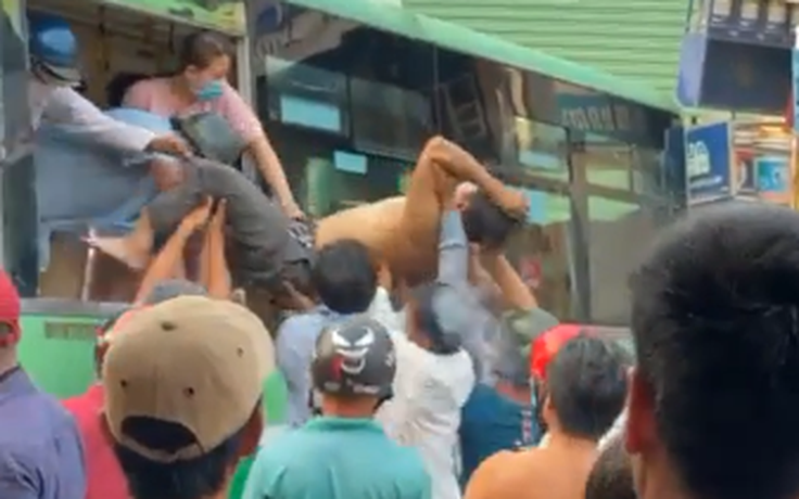 TP.HCM: Xe tải đối đầu xe buýt, tài xế mắc kẹt trong cabin