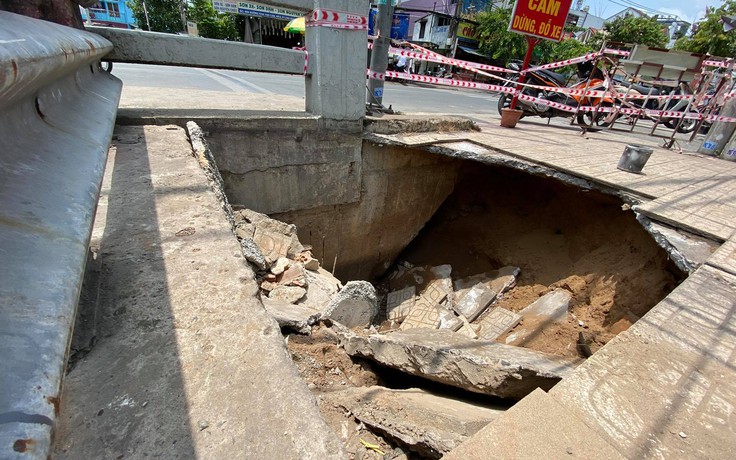 TP.HCM: Hố 'tử thần' xuất hiện trong mưa, 'nuốt chửng' xe máy