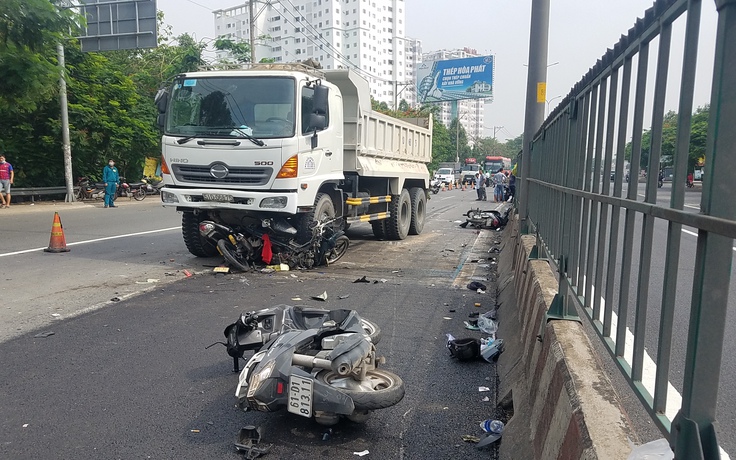 TP.HCM: Xe ben lao vào công trình đang thi công, 1 công nhân tử vong, 3 người khác bị thương