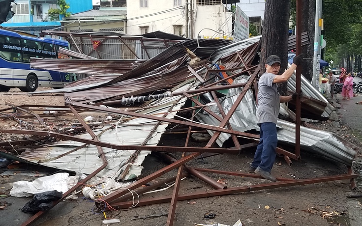 TP.HCM: Gió cuốn bay khung sắt mái che bãi xe, nhiều người thoát chết