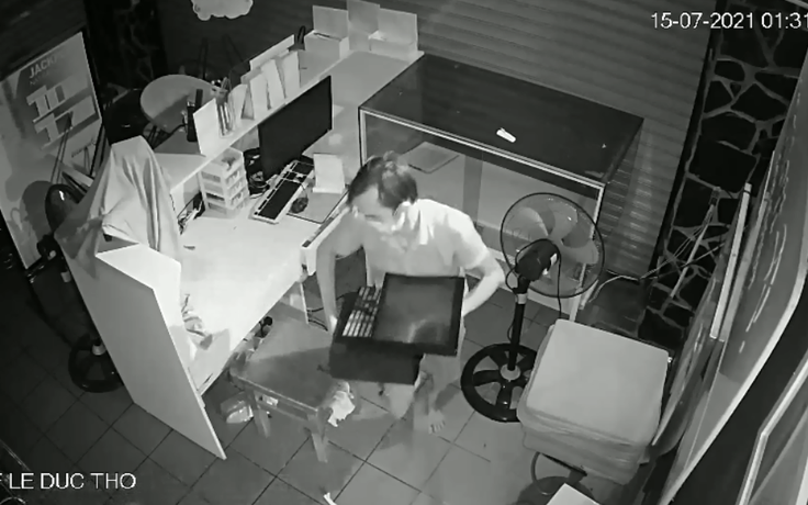 TP.HCM: Trộm đột nhập quán cà phê, bê luôn cả dàn máy bán vé số Vietlott