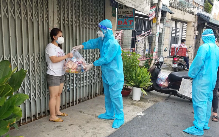 TP.HCM: Người dân xúc động nhận túi an sinh trao tận tay