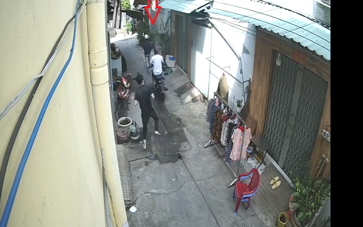 TP.HCM: Hai thanh niên trộm xe máy bị chủ nhà truy đuổi chạy thục mạng