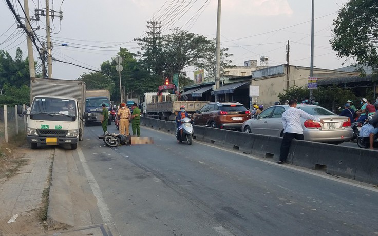 Công an đưa nhiều xe về hiện trường vụ tai nạn chết người, tiến hành khám nghiệm