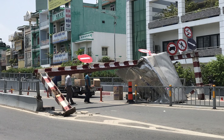 TP.HCM: Tông thanh giới hạn chiều cao, xe tải bị rớt thùng xe