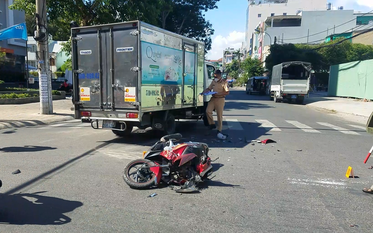 TP.HCM: Va chạm giữa giao lộ, nam thanh niên chạy xe máy lọt gầm xe tải