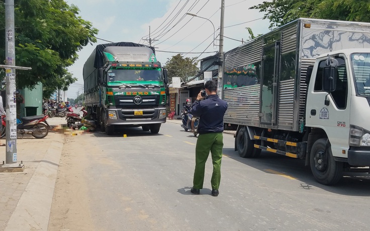 TP.HCM: Ngã xe máy, người đàn ông bị xe tải cán tử vong thương tâm