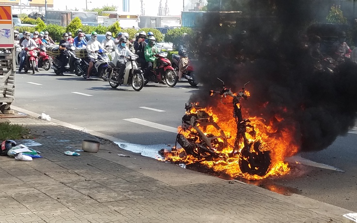 TP.HCM: Xe máy đang chạy bốc cháy dữ dội