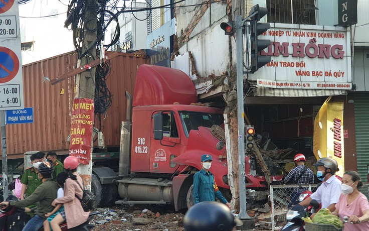 TP.HCM: Xe container húc văng xe máy, lao vào tiệm vàng trên đường Phạm Văn Hai