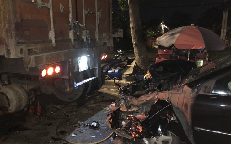TP.HCM: Ngồi vá vỏ xe container bên đường, bị ô tô tông chấn thương
