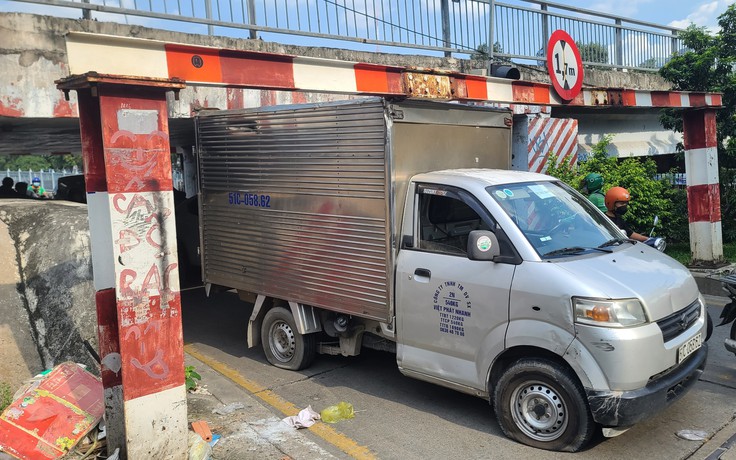 TPHCM: Giải cứu xe tải mắc kẹt dưới dạ cầu Bùi Hữu Nghĩa