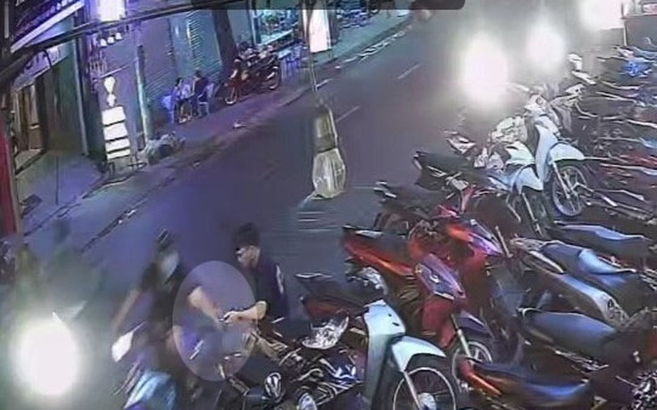TP.HCM: Ngồi trông xe, nhân viên quán ăn bị cướp giật điện thoại