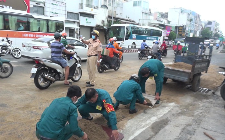 TP.HCM: Dầu nhớt đổ ra đường, nhiều người đi xe máy té ngã