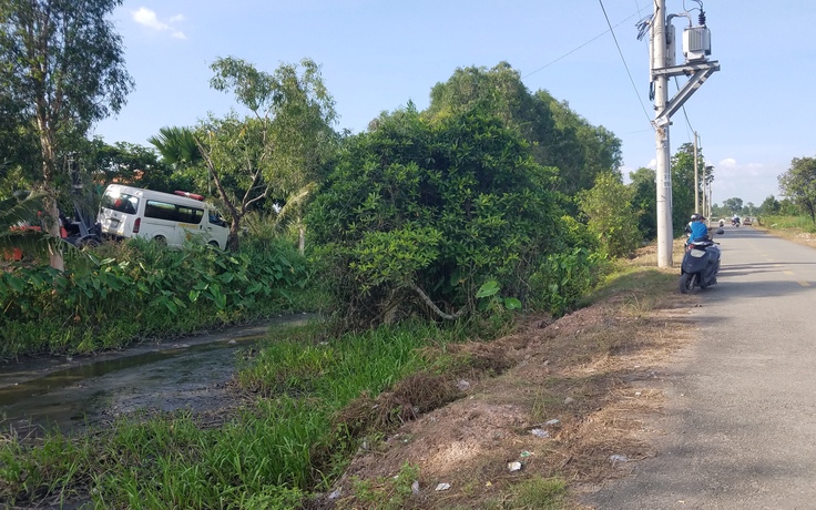 TP.HCM: Xe chở thi thể nạn nhân treo cổ bị sụp bánh xuống kênh TP.HCM: Xe chở thi thể nạn nhân treo cổ bị sụp bánh xuống kênh