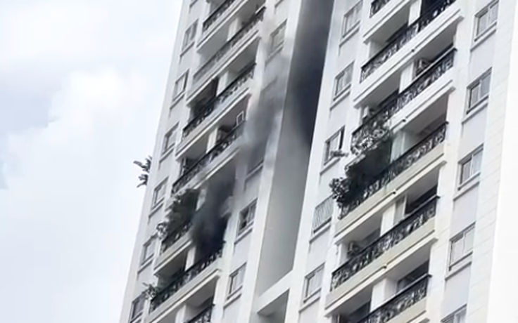 TP.HCM: Cháy tại tòa nhà cao tầng trên đường Lê Đại Hành, hàng trăm người tháo chạy