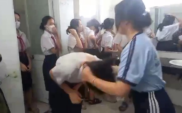 TP.HCM: Xôn xao clip nữ sinh lớp 7 bị bạn cùng trường đánh, đập đầu vào tường TP.HCM: Xôn xao clip nữ sinh lớp 7 bị bạn cùng trường đánh, đập đầu vào tường