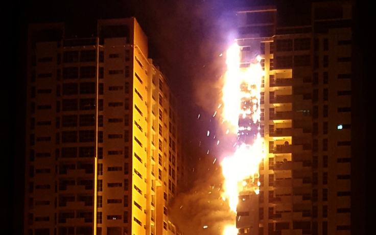 Nhà chọc trời tại UAE lại cháy lớn