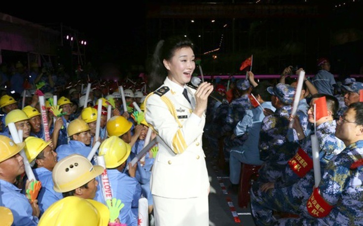Trung Quốc đưa ca sĩ biểu diễn phi pháp ở đá Châu Viên, Chữ Thập