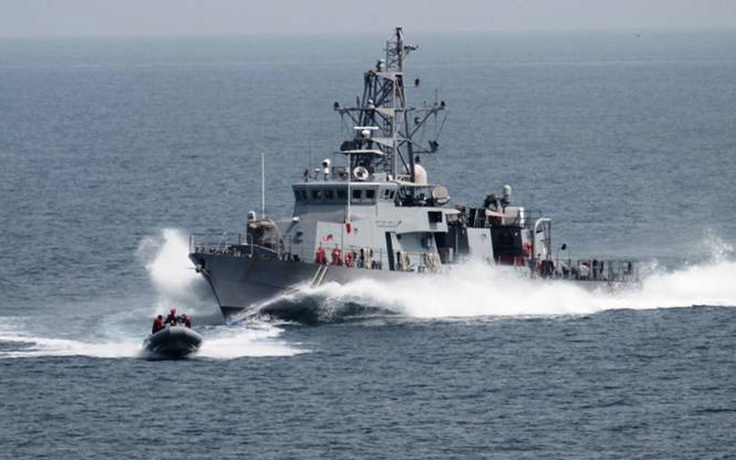 Tàu tấn công nhanh Iran lại cản đầu tàu chiến Mỹ trên Vùng Vịnh