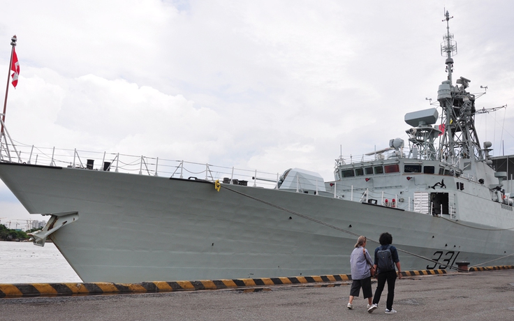 Cận cảnh chiến hạm Canada HMCS Vancouver tại Cảng Sài Gòn